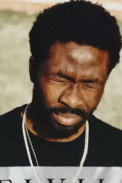 Photo d'un homme qui ferme les yeux